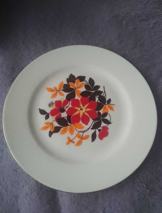 Porcelana DDR ze złotym brzegiem