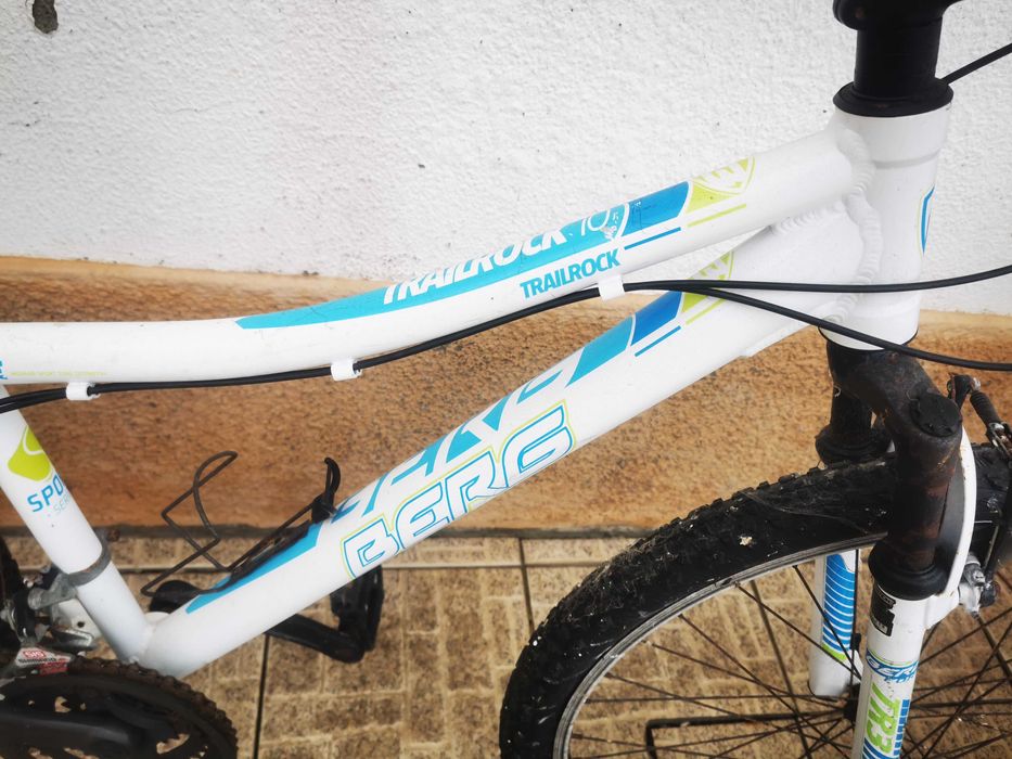 Bicicleta com bastante uso.