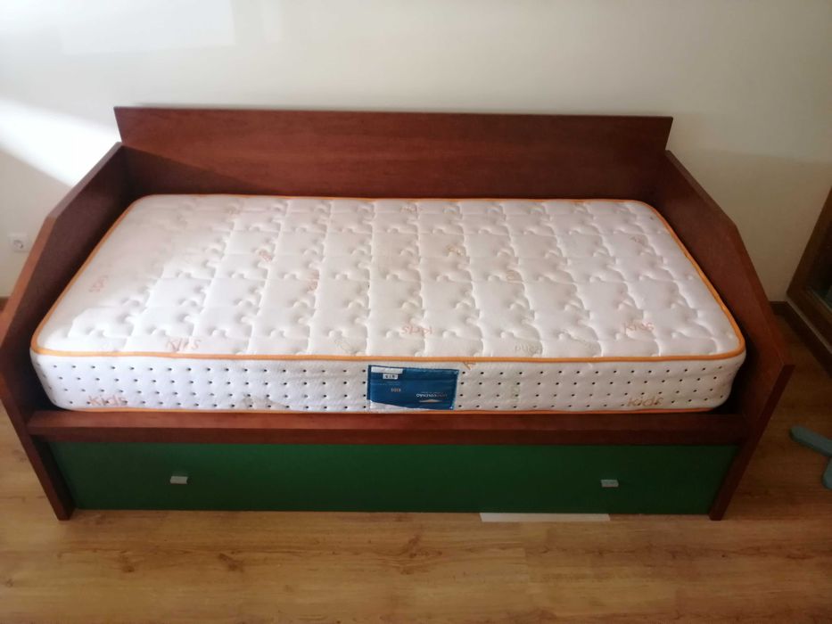 Cama individual em madeira, com cama extra deslizante