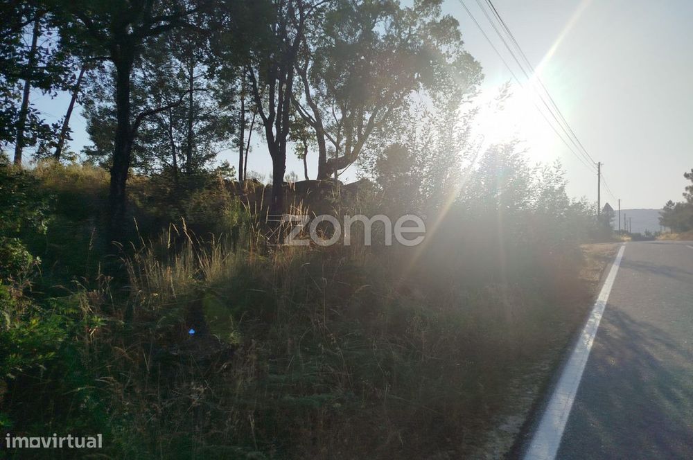 Terreno urbanizável, confinante c/ 2 arruamentos públicos pavimentos