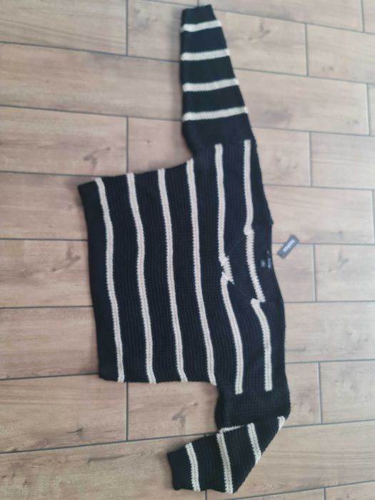 Sweter Boohoo L/XL. Nowy           [249]