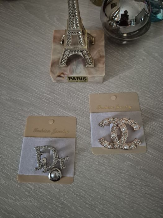 Продам 2 броши Dior и Chanel