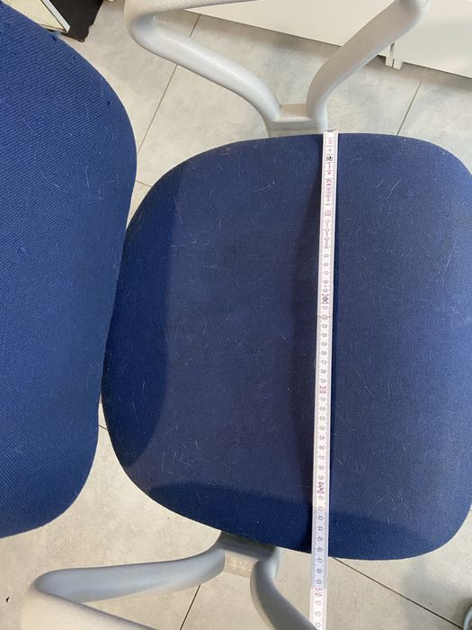 Granatowy fotel do biurka