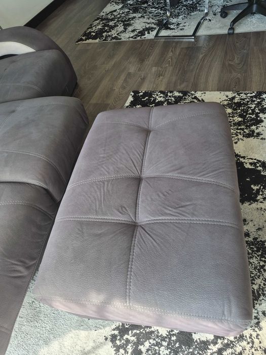Sofá com puff chaiselongue