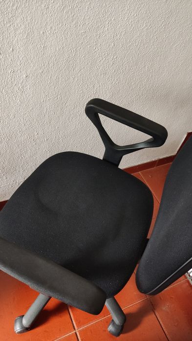 Cadeira de escritório preta com rodas