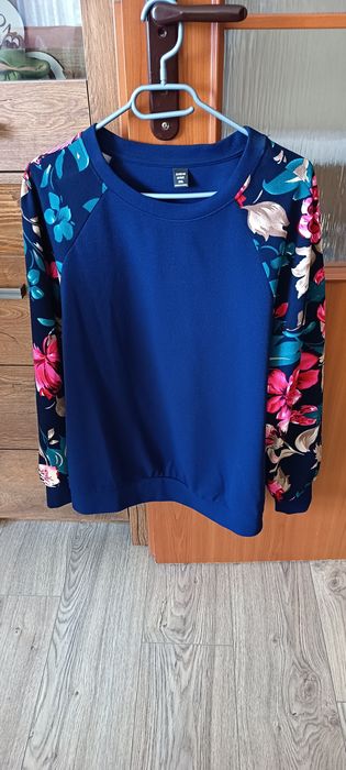 Granatowa bluza z wzorzystymi rękawami