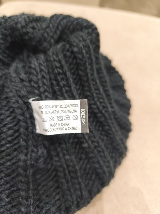 Czarna czapka Puccini z grubym warkoczowym splotem