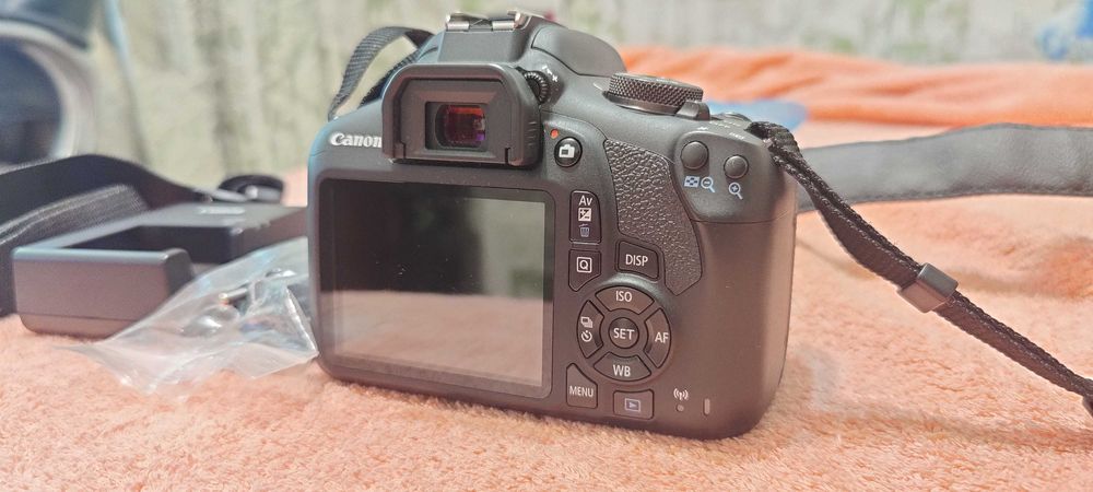 Фотоаппарат Canon EOS 2000D