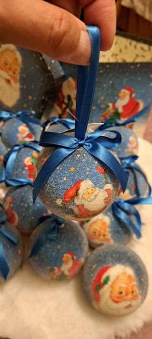 14 Bolas de Natal decoradas, com caixa de arrumação.