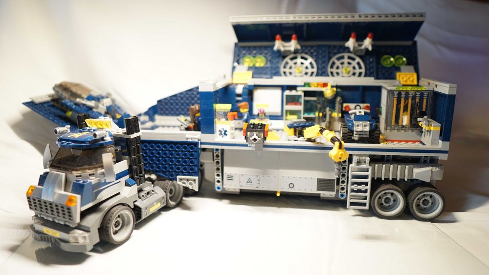 LEGO Agents 8635: Agents Misja 6: Mobilne centrum dowodzenia