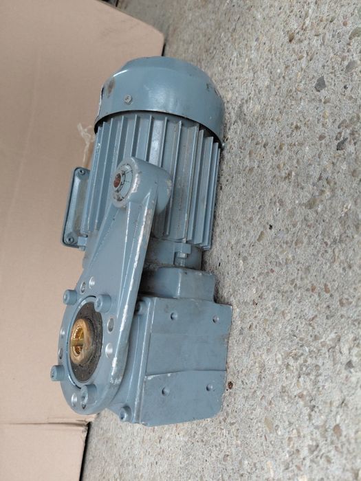 Motoreduktor - 30 obr. Fi 20 mm