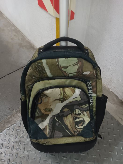 Mochila com várias divisões e rodinhas