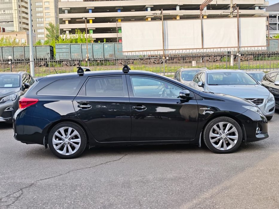 TOYOTA AURIS HYBRID 1,8 бенз+електро  2014