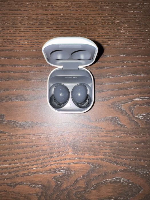 Airbuds brancos marca Samsung