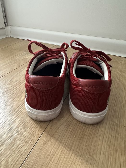 Buty sneakersy bordowe Lacoste