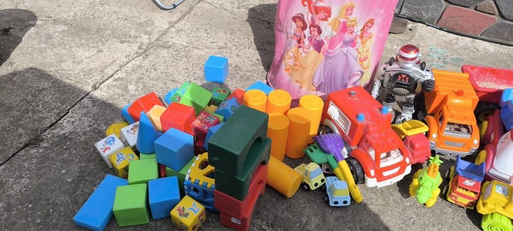 Віддам за 2 кіндера іграшки