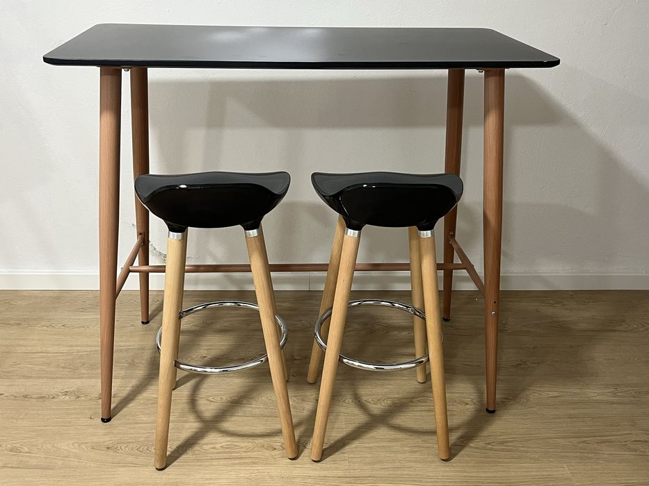 mesa alta com dois bancos