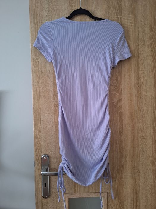 Sukienka ze ściągaczami marszczeniami