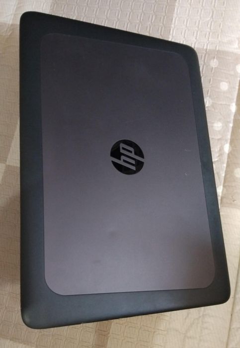 HP Zbook com tela sensível ao toque de 14 polegadas, processador Intel Core i7 de 7ª geração, 8 GB de RAM, SSD de 256 GB com carregador.