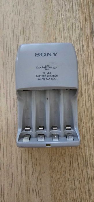 Ładowarka Sony do baterii akumulatorowych 4x AA/AAA