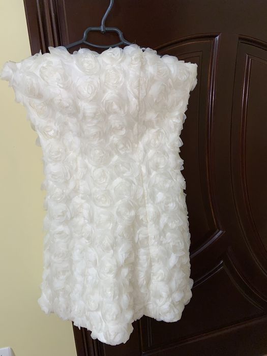 Нарядне плаття ніжно білого кольору