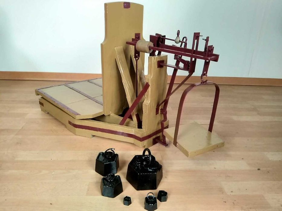 Venda de recheio de armazém de velharias e antiguidades, móveis