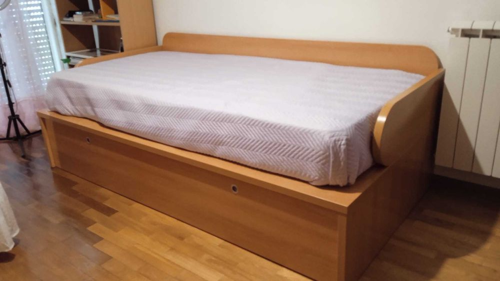 Quarto de solteiro completo com cama de gaveta e colchões