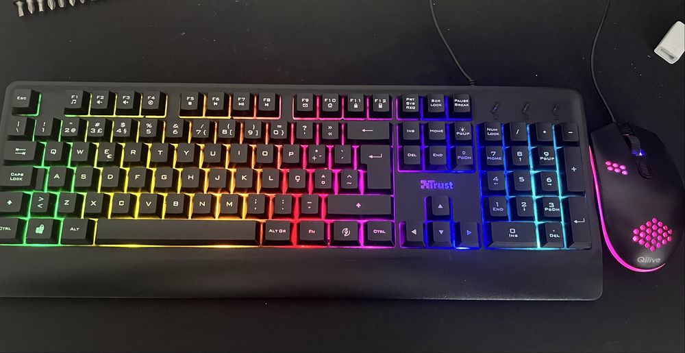 Pack Gamer RGB. Teclado e Heatset Trust e rato Qilive (como novo).