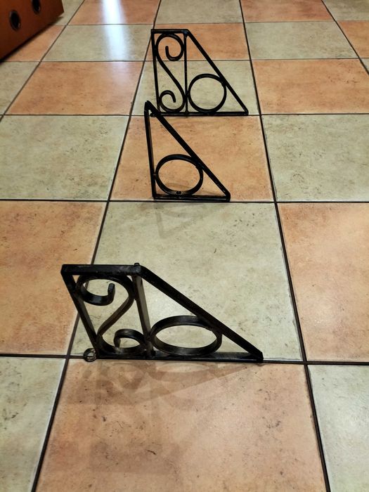 Metalowe podpórki do wiszącej półki