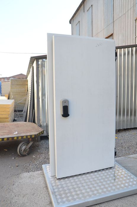 Двері в морозильну/холодильну камеру під замовлення