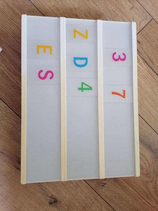 Tablica podświetlana z literkami