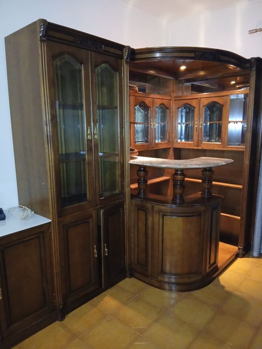 Movel de madeira com bar