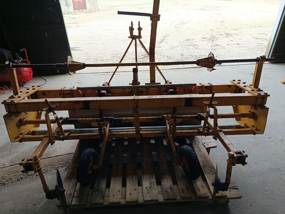 Máquina de espalhar plástico.