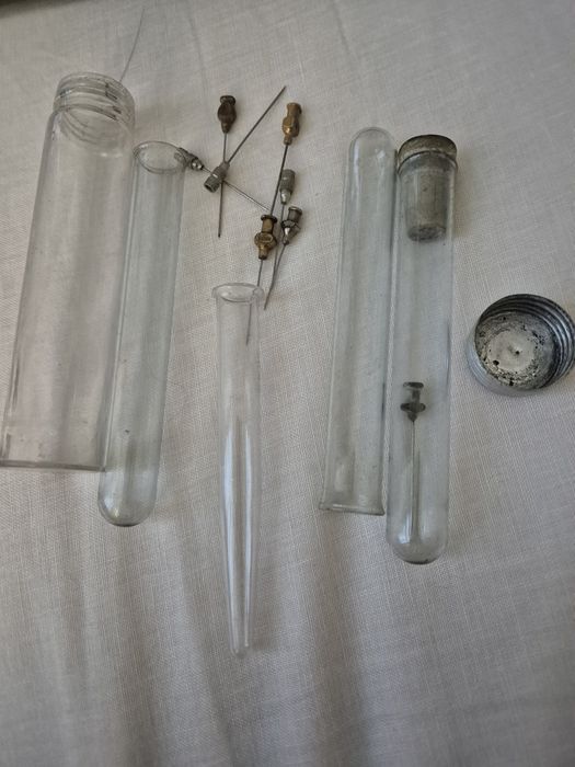 Antigo Kit de Agulhas Médicas Hipodérmicas C/ Tubos de Esterilização em Vidro – Décadas de 50/60