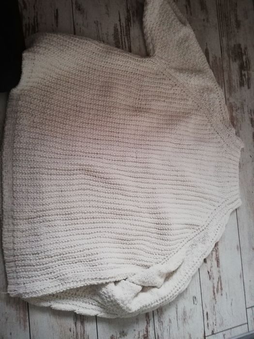 Biały sweter sweterek