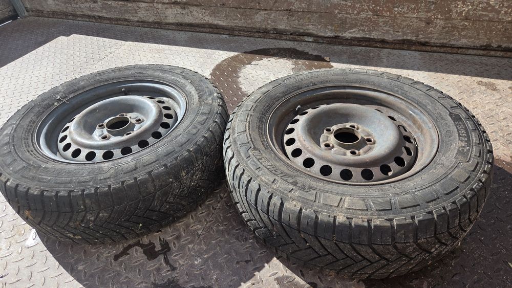 Jantes de ferro com pneus