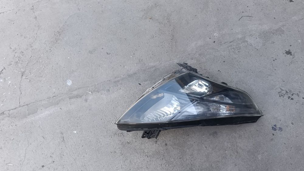 Продам правую  фару Ниссан тиана