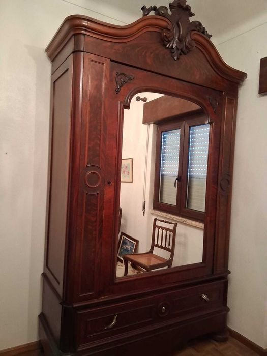 Roupeiro madeira maciça centenário