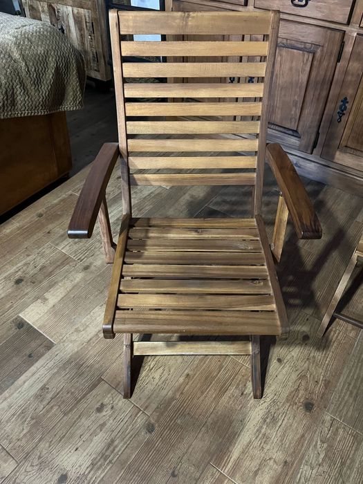 Cadeiras em madeira em bom estado