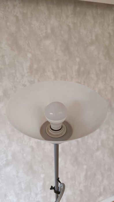 Candeeiro de pé cinzento