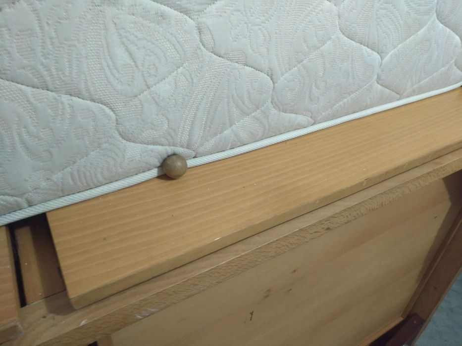 Cama de solteiro em madeira com rodas, colchão e estrado com duas gave