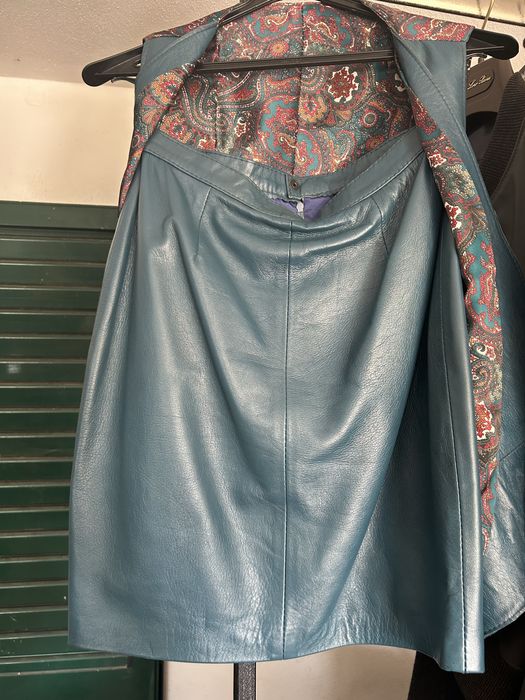 Lote de vestuário em pele