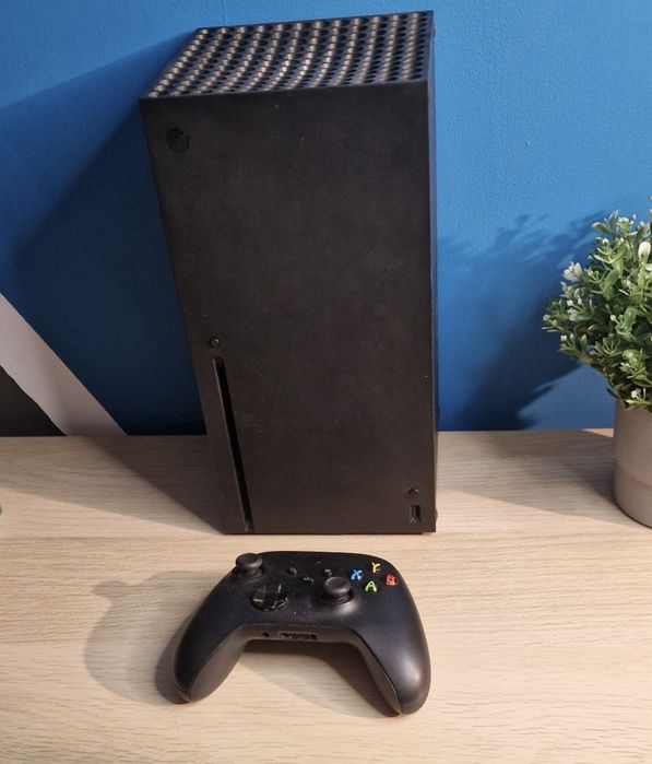X Box Series X + 1 pad i 2 gry!