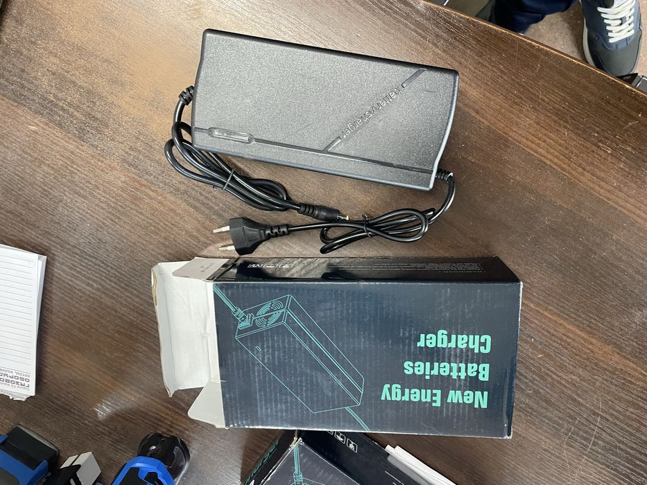 Зарядний пристрій для єлектро транспорту 12v 20A  ,24v 10A