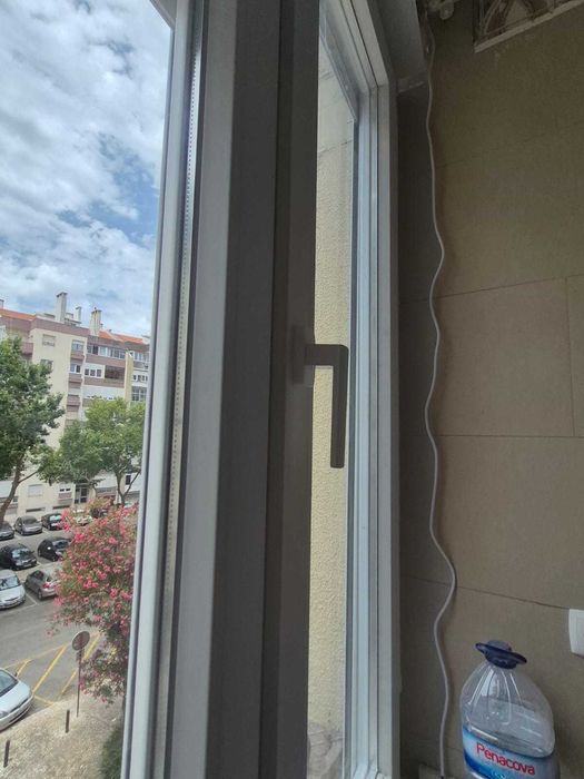 8 Janelas PVC com 6 estores Elétricos