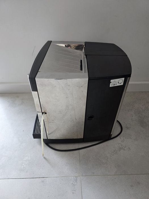 Ekspres WMF 1000 pro – Uszkodzony, wylatuje woda dołem, dla majsterkow