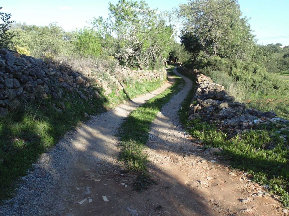Quintinha com casa em ruínas para reconstrução – Quelfes, Olhão