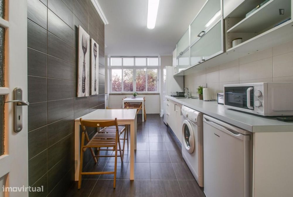Quarto - localizado em Roma-Areeiro Lisbon
