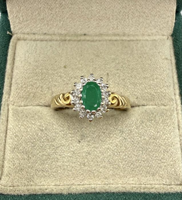 Złoty pierścionek z szmaragdem 0,45ct i diamentami 0,20ct