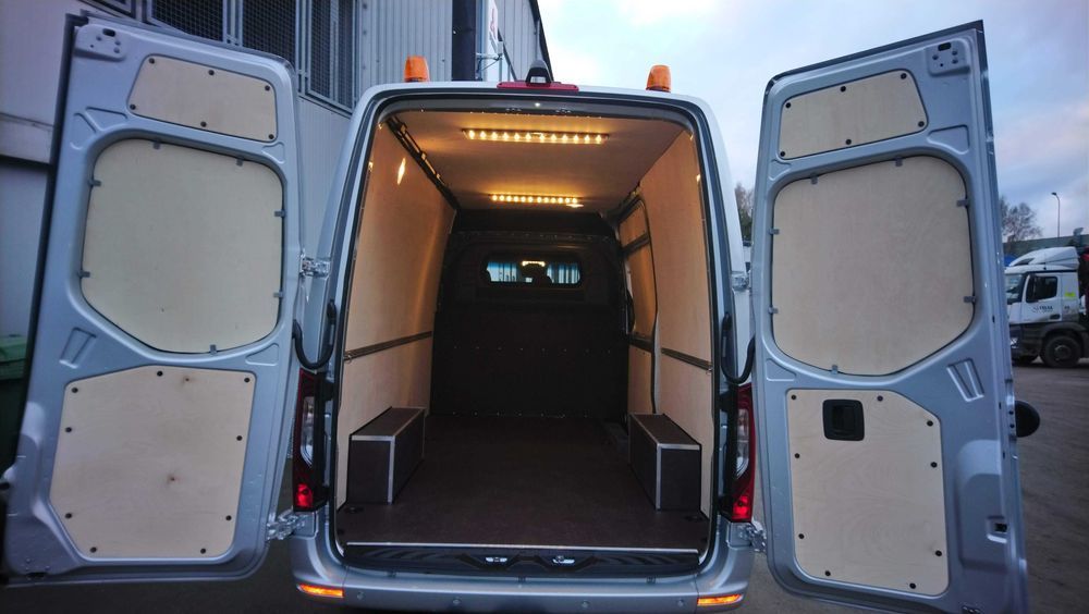 Zabudowa wnętrza paki samochodu Mercedes Sprinter L2H2 TN